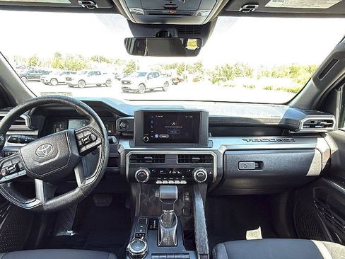 Used 2025 Toyota Tacoma SR5 AWD/4WD image 25