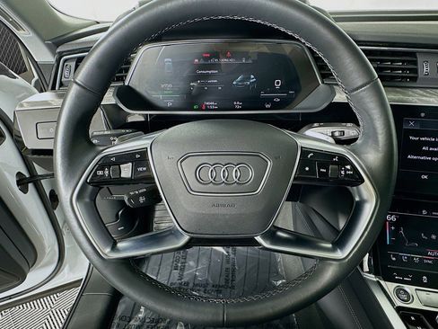 Used 2022 Audi e-tron Premium Plus w/ Premium Plus Package image 19