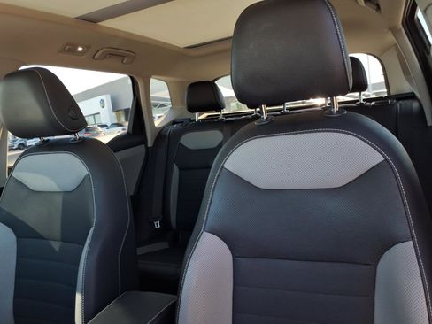 Certified 2022 Volkswagen Taos SEL w/ Panoramic Sunroof Package image 21