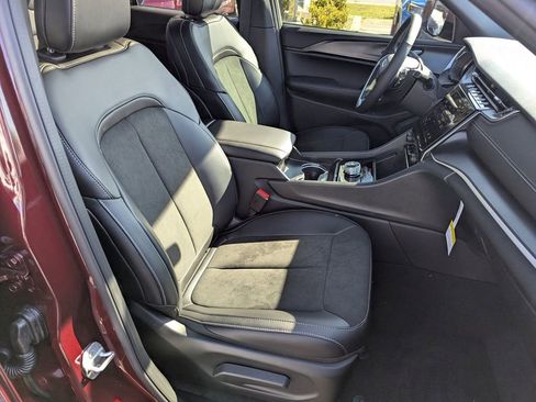 New 2025 Jeep Grand Cherokee Altitude AWD/4WD image 38