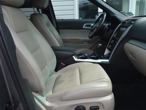 Used 2014 Ford Explorer XLT w/ Equipment Group 202A FWD image 23