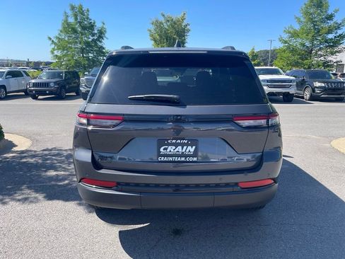 Used 2025 Jeep Grand Cherokee Altitude AWD/4WD image 6