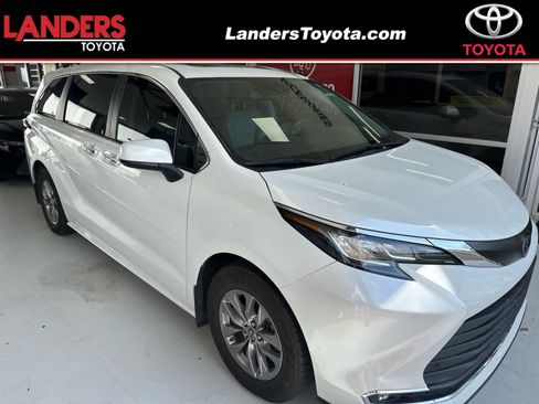 Used 2022 Toyota Sienna XLE image 1