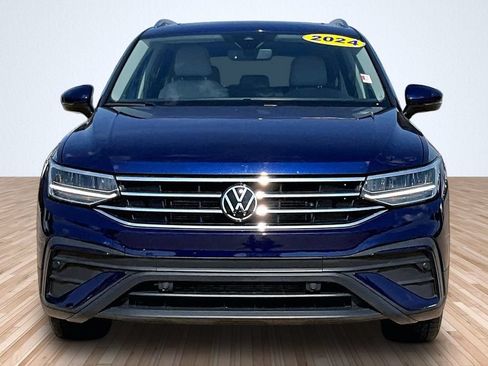 Used 2024 Volkswagen Tiguan SE w/ Panoramic Sunroof Package AWD/4WD image 3