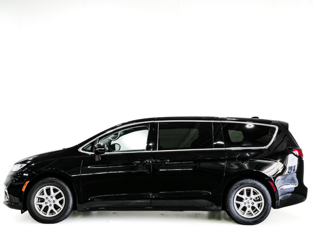 Used 2024 Chrysler Pacifica Touring-L FWD image 5