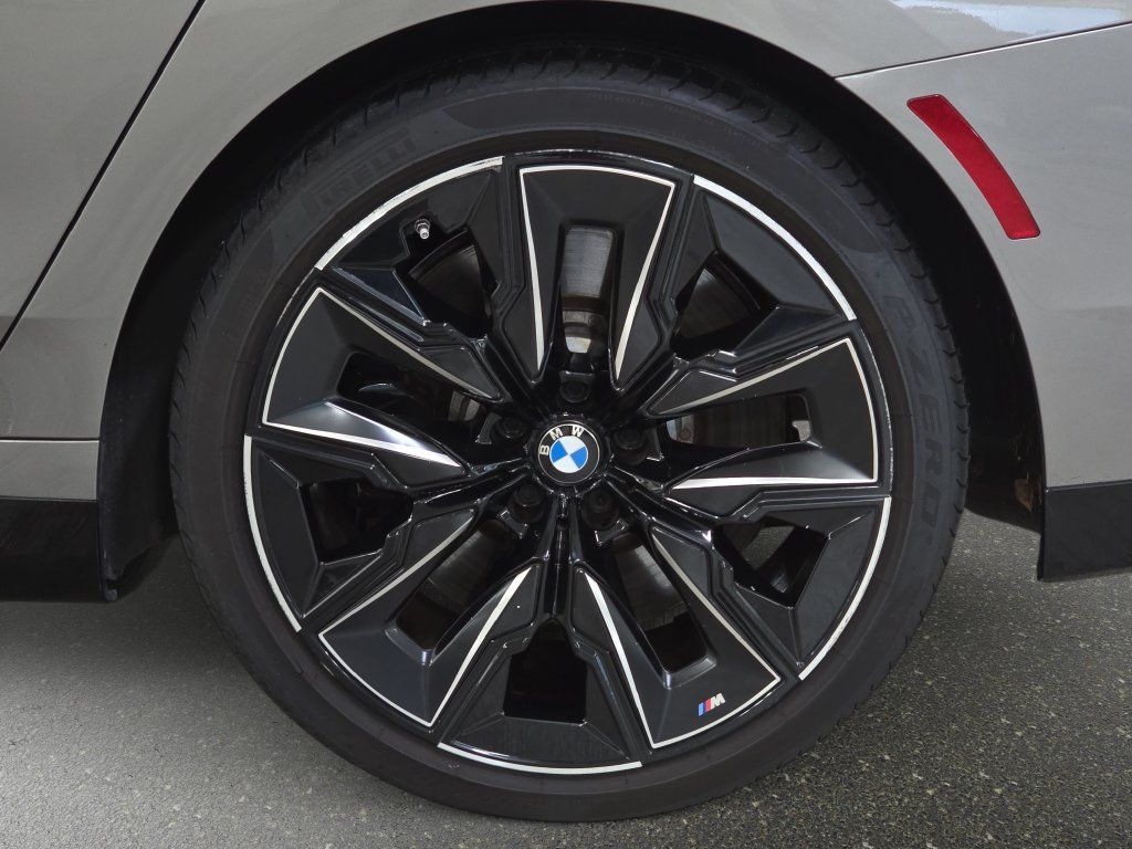 Used 2024 BMW 760i xDrive AWD/4WD image 32