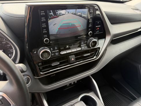Used 2020 Toyota Highlander XLE AWD/4WD image 19