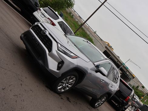 Used 2022 Toyota RAV4 XLE Premium AWD/4WD image 3