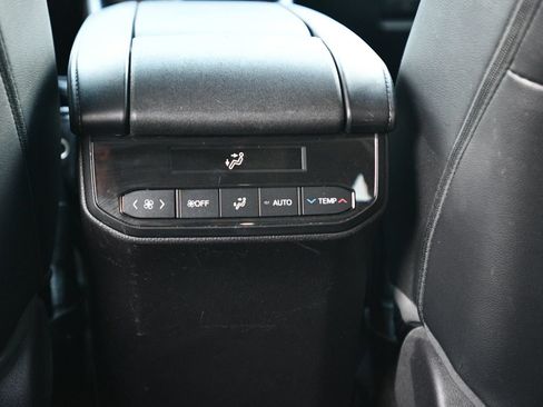 Used 2022 Toyota Highlander XLE FWD image 27