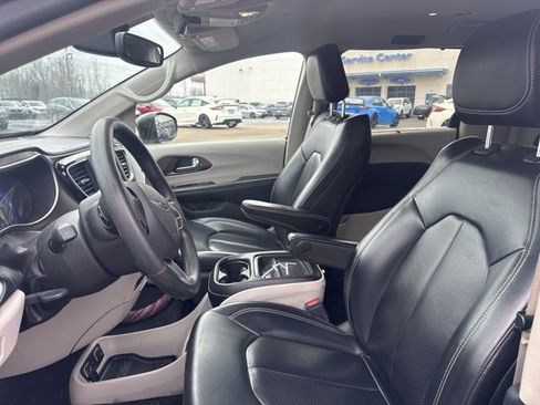 Used 2020 Chrysler Voyager Lxi image 10