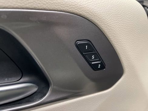 Used 2023 Chrysler Pacifica Touring-L image 21