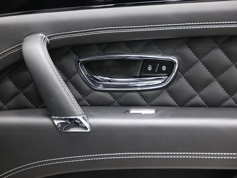 Used 2018 Bentley Bentayga AWD/4WD image 97