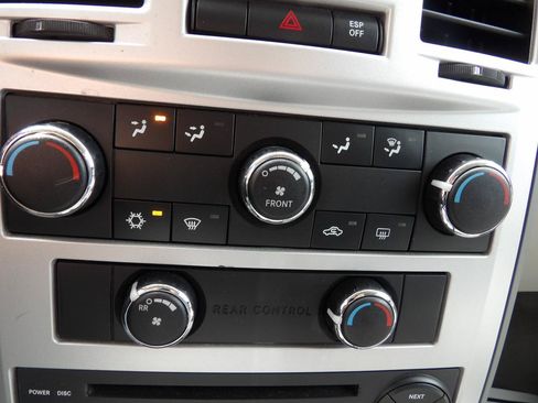 Used 2010 Chrysler Town & Country Touring w/ Entertainment Group #2 FWD image 18