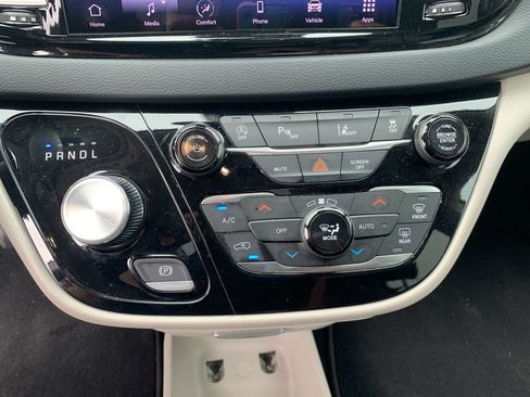 Used 2023 Chrysler Pacifica Touring-L FWD image 20
