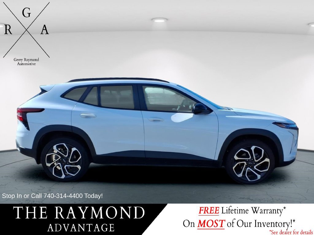 Used 2025 Chevrolet Trax RS w/ Sunroof Package FWD image 2