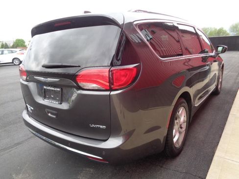Used 2019 Chrysler Pacifica Limited image 5