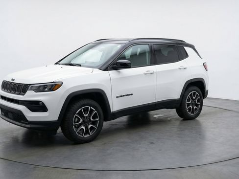 Used 2025 Jeep Compass Trailhawk AWD/4WD image 3