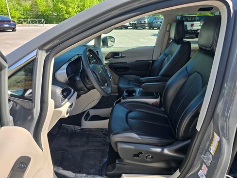 Used 2023 Chrysler Pacifica Touring-L FWD image 7