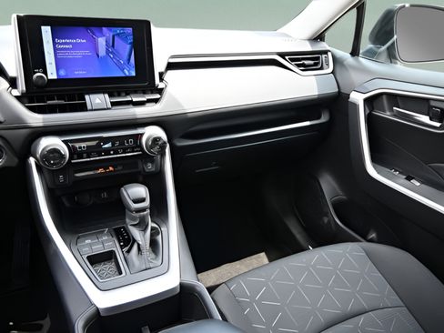 Used 2025 Toyota RAV4 XLE FWD image 25