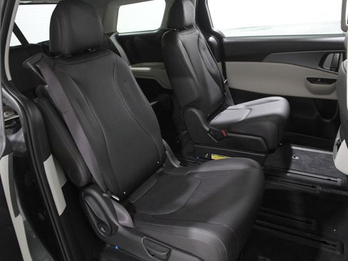 Used 2024 Kia Carnival LX image 17