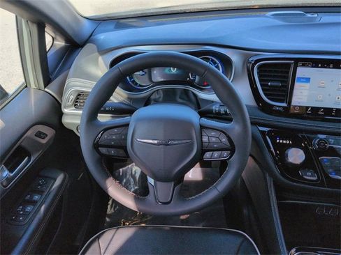 Used 2023 Chrysler Pacifica Limited w/ Uconnect Theater Family Group image 15
