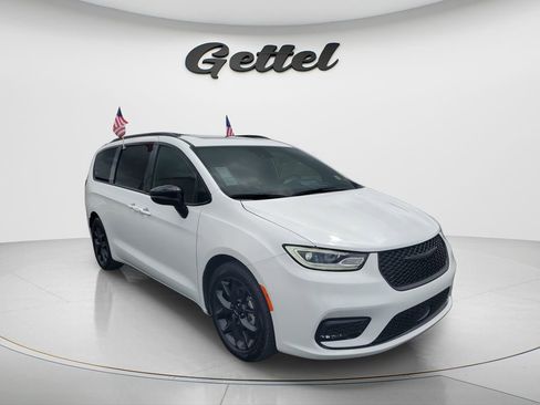 Used 2025 Chrysler Pacifica Limited image 3