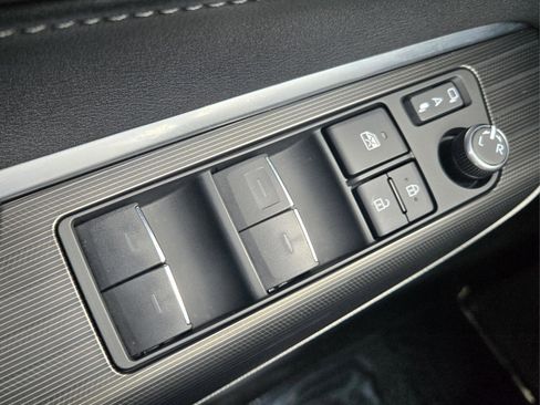 Used 2023 Toyota Venza Nightshade image 31