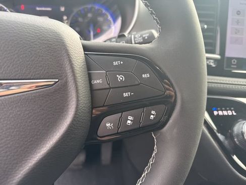 Used 2024 Chrysler Pacifica Touring FWD image 25