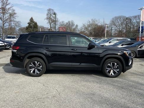 Used 2025 Volkswagen Atlas SE image 4