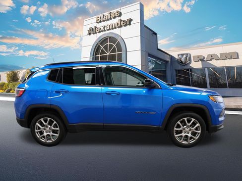 Used 2022 Jeep Compass Latitude w/ Sun and Sound Group AWD/4WD image 2
