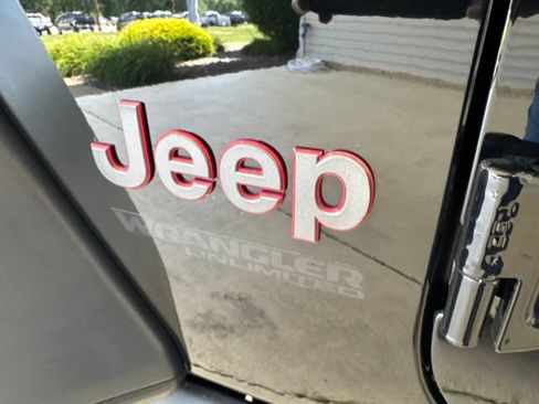 Used 2019 Jeep Wrangler Unlimited Rubicon w/ Dual Top Group AWD/4WD image 34
