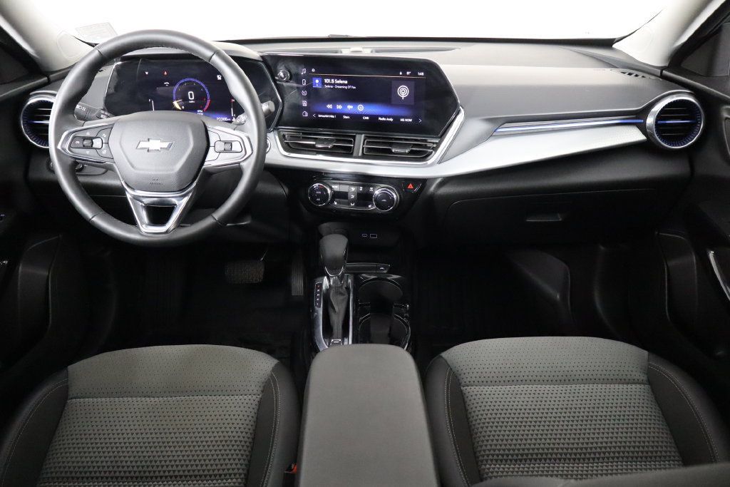 Used 2025 Chevrolet Trax LT w/ Sunroof Package FWD image 13