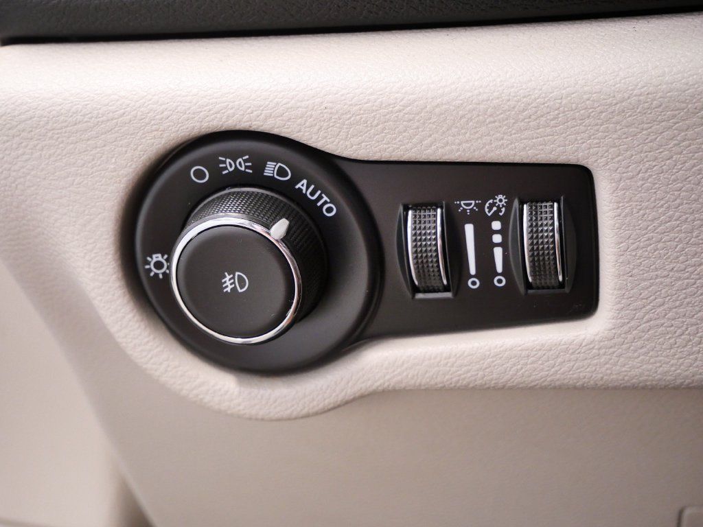 Certified 2023 Chrysler Pacifica Touring-L FWD image 22