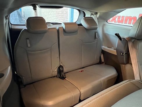 Used 2023 Toyota Sienna XLE image 8