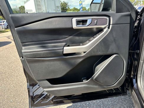 Used 2022 Ford Explorer XLT w/ Equipment Group 202A image 9