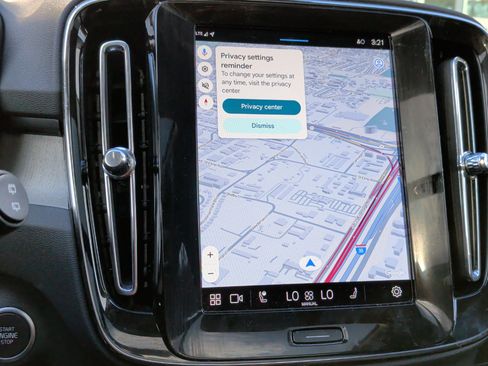 Used 2025 Volvo XC40 B5 Core image 25