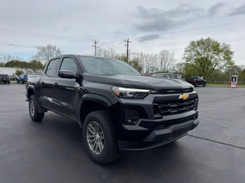 Used 2024 Chevrolet Colorado LT w/ LT Convenience Package III RWD image 3