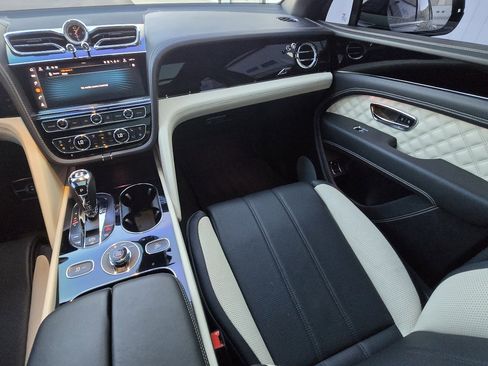 Used 2022 Bentley Bentayga image 43