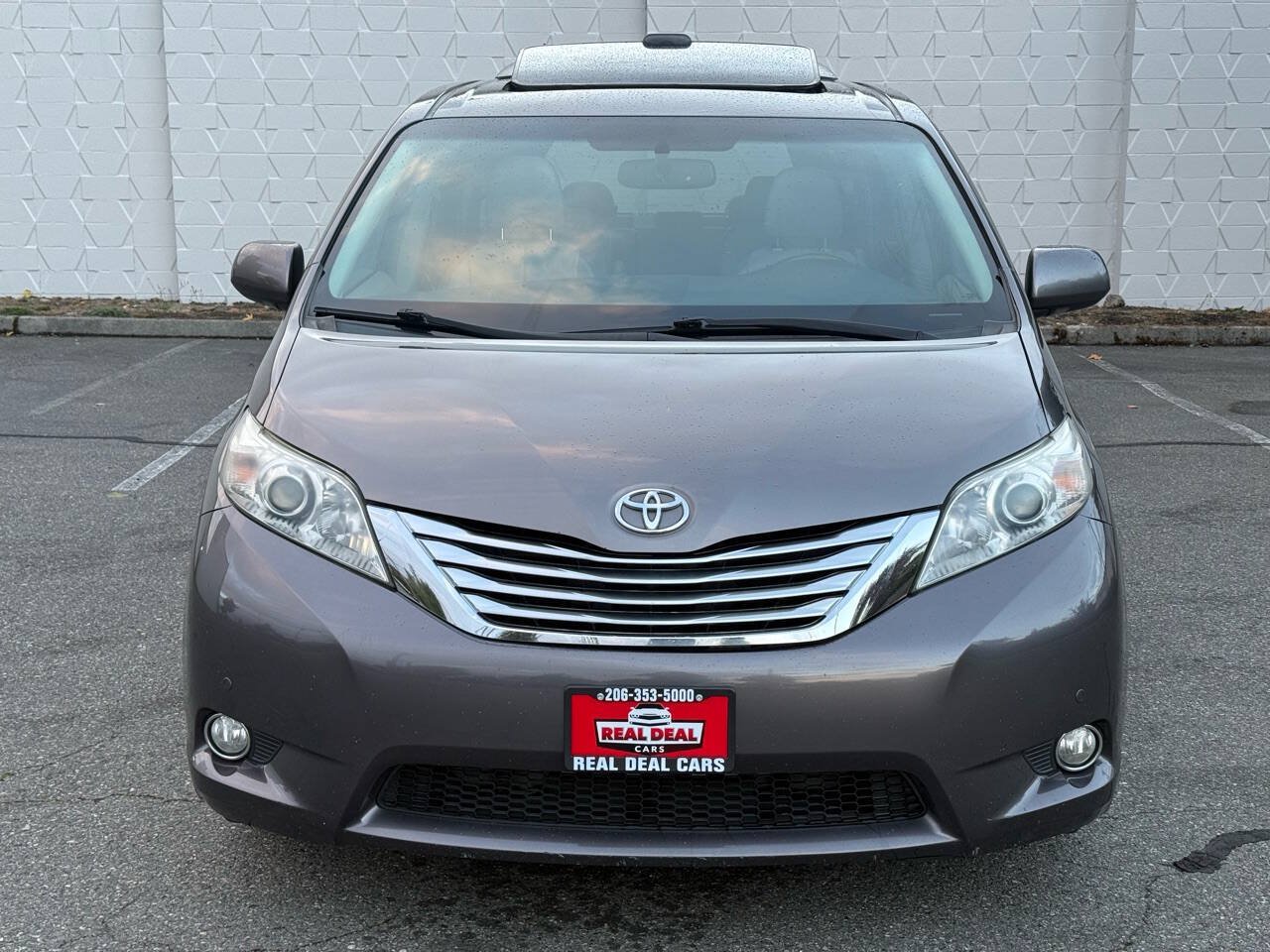 Used 2011 Toyota Sienna Limited w/ Premium Pkg AWD/4WD image 2