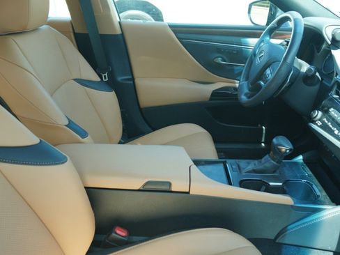 Used 2024 Lexus ES 350 w/ Premium Package FWD image 9