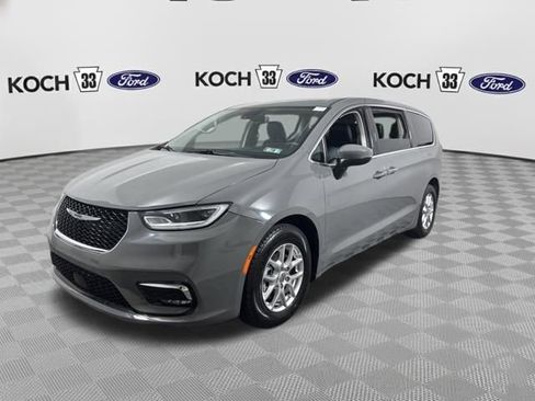 Used 2023 Chrysler Pacifica Touring-L FWD image 3