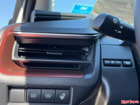 Used 2025 Toyota Prius Plug-In Hybrid FWD image 30