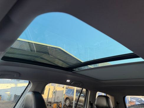Used 2024 Volkswagen Atlas SE w/ Panoramic Sunroof Package FWD image 16