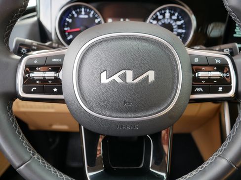 Certified 2024 Kia Carnival EX image 25