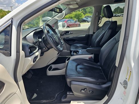 Used 2022 Chrysler Pacifica Touring-L FWD image 16