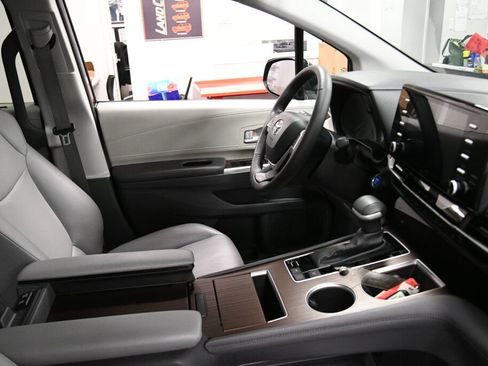 Used 2024 Toyota Sienna XLE FWD image 31