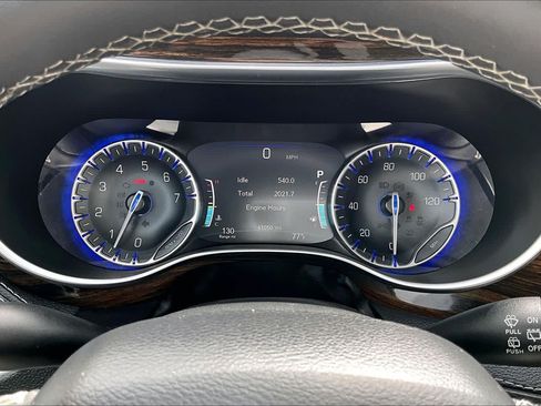 Used 2023 Chrysler Pacifica Limited FWD image 25