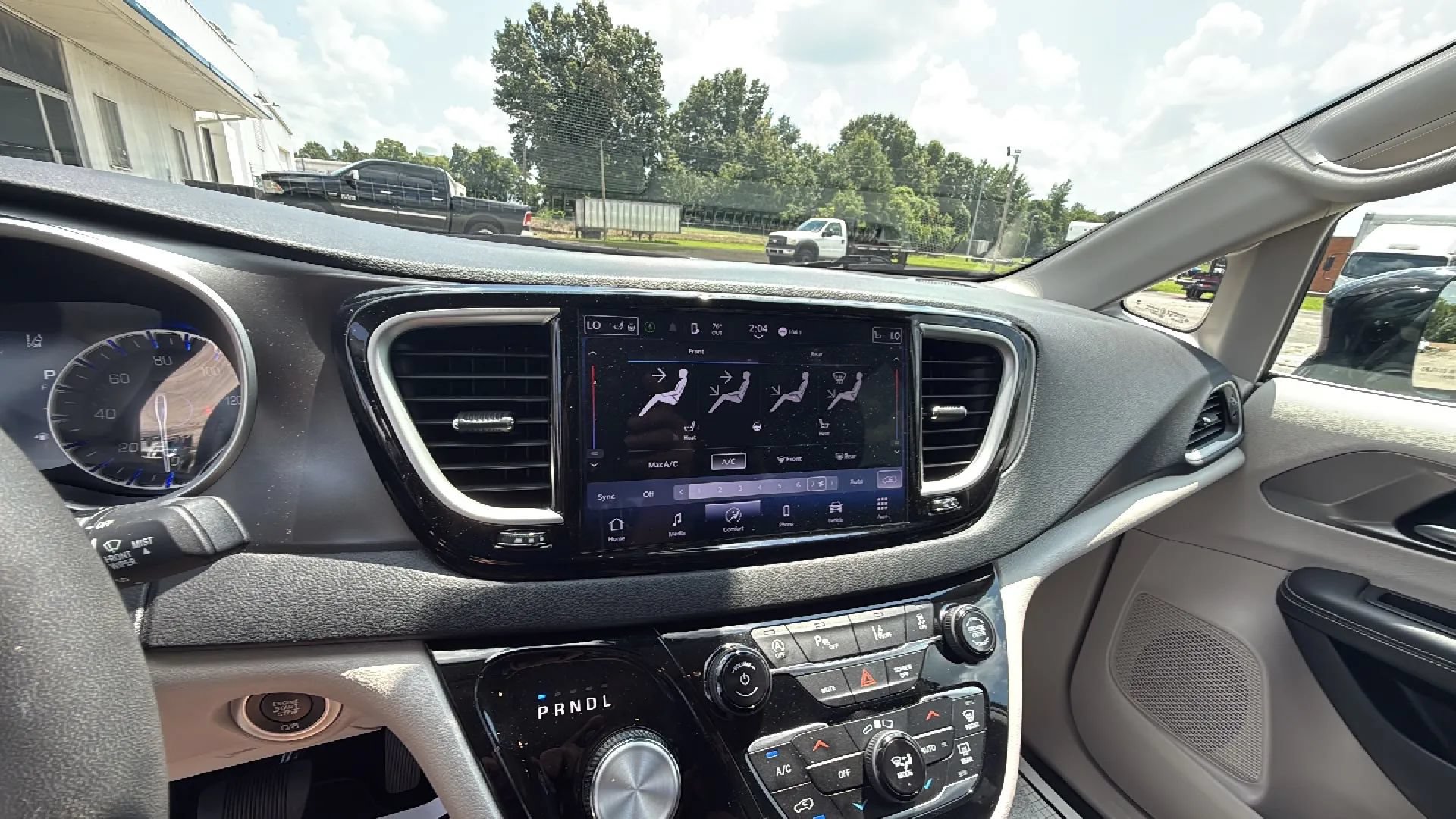 Used 2024 Chrysler Pacifica Touring-L FWD image 22