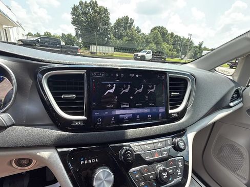 Used 2024 Chrysler Pacifica Touring-L FWD image 22