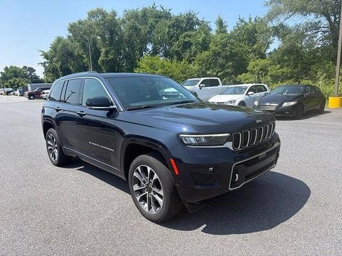 Used 2023 Jeep Grand Cherokee Overland w/ Luxury Tech Group IV AWD/4WD image 9